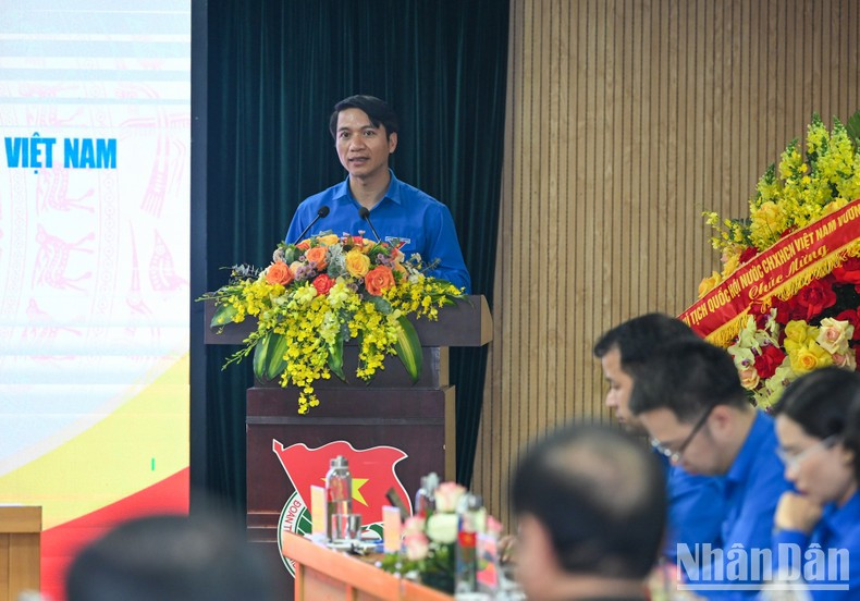 胡志明共青团中央书记处常务书记阮玉良在会上作报告。