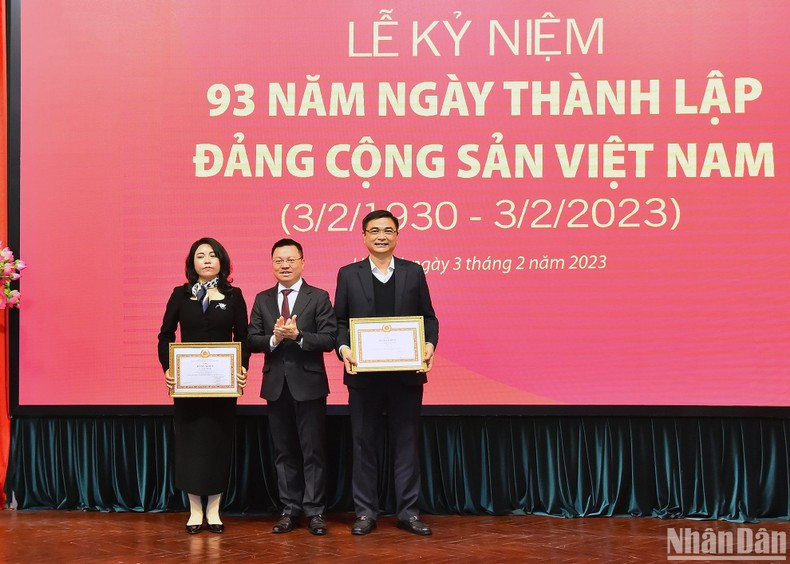 黎国明同志向连续5年出色完成任务的《人民报》党部的党员授予越共中央直属机关党委的奖状。 黎国明同志向连续5年出色完成任务的《人民报》党部的党员授予越共中央直属机关党委的奖状。