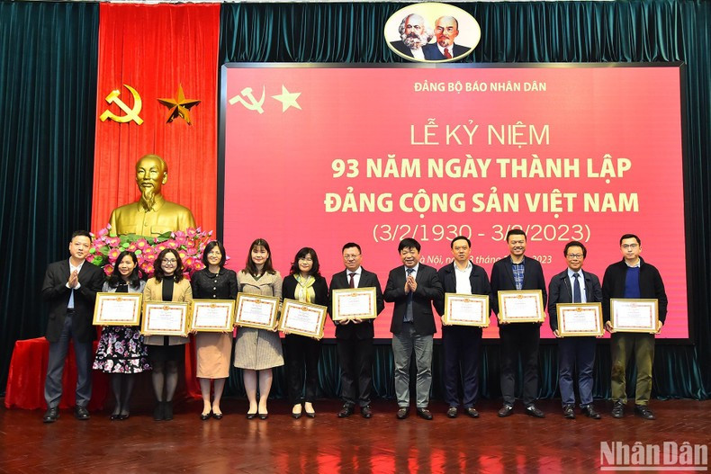 《人民报》社党委向2022年出色完成任务的党员授予《人民报》社党委的奖状。 《人民报》社党委向2022年出色完成任务的党员授予《人民报》社党委的奖状。