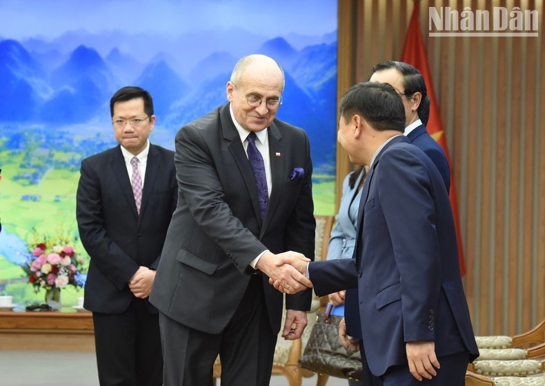 波兰外长兹比格涅夫·劳与越南政府各部委领导人。 波兰外长兹比格涅夫·劳与越南政府各部委领导人。