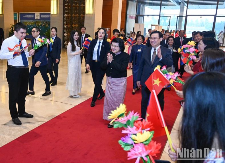 越南国会办公厅工作人员欢迎柬埔寨国会主席昆索达莉到访。 越南国会办公厅工作人员欢迎柬埔寨国会主席昆索达莉到访。
