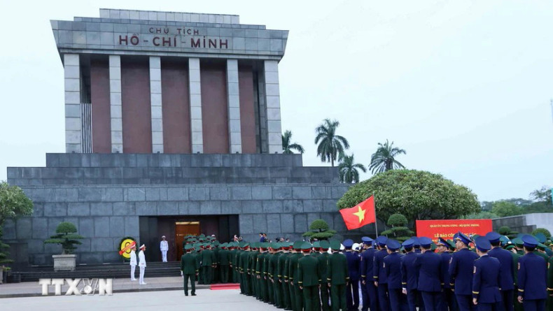 越共中央军委、国防部代表团入陵瞻仰胡志明主席遗。