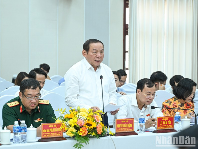 文化体育与旅游部部长阮文雄在会上发表讲话。