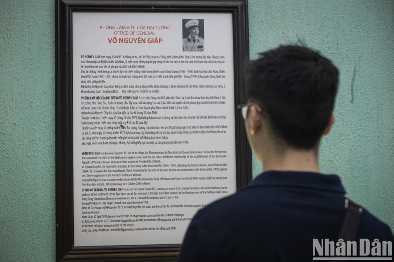 紧邻政治局和中央军委会议室的是武元甲大将的办公室。