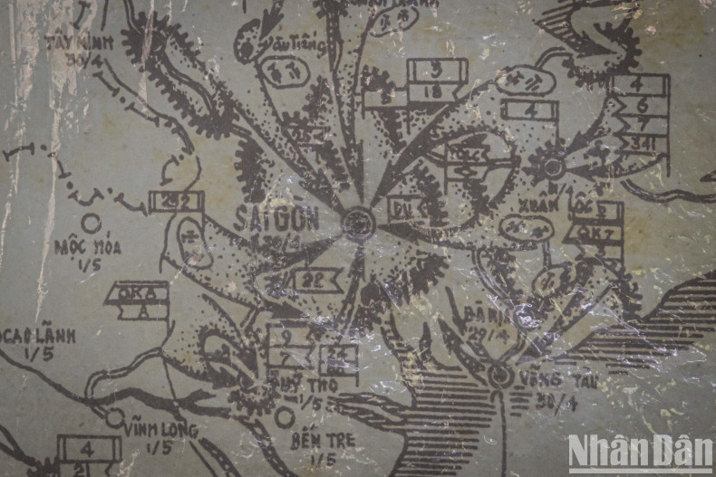 在这间办公室里，时任中央军委书记、国防部长、越南人民军总司令武元甲大将撰写了载入史册的密电：“神速、更神速；大胆、更大胆。争取每一小时每一分钟，直冲南方解放战场…”