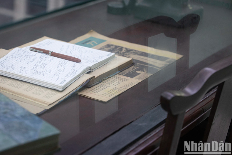 该办公室位于D67号房屋东侧，面积为35平方米，是武元甲大将自1968年11月至1980年的工作场所。