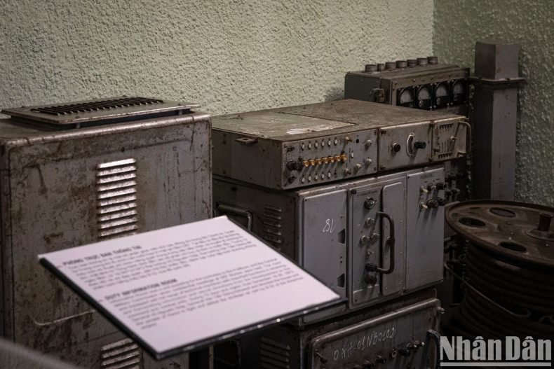 会议室一侧是值班与信息室，为秘书处工作场所，内部配备了无线电通信系统和设备，陈列于玻璃柜中。