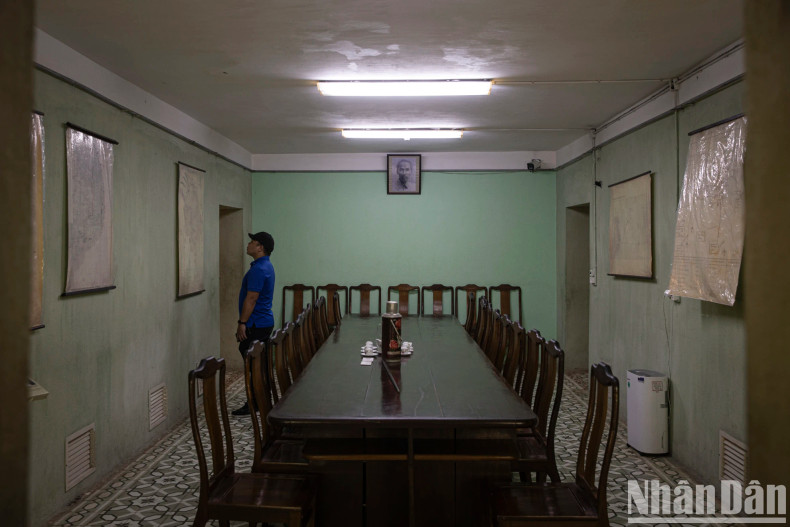 D67号隧道会议室呈长方形，全封闭结构，长9.150米，宽3.88米，墙体厚0.47米，采用高强度钢筋混凝土建成。