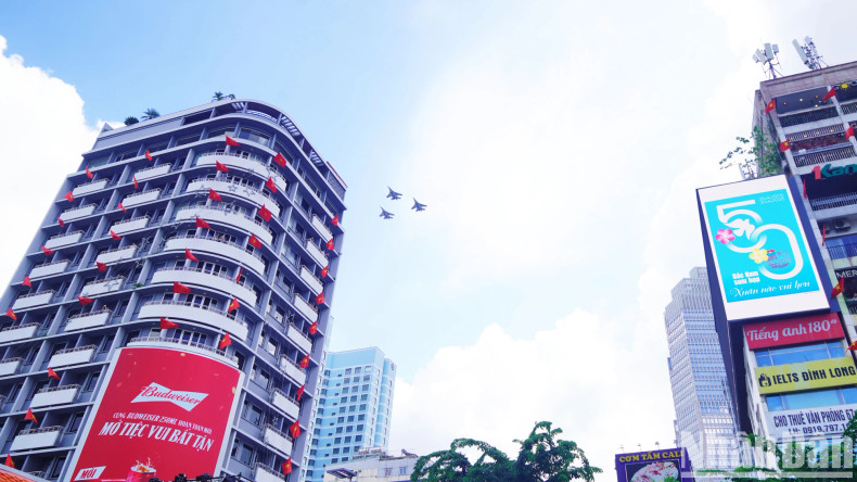 市民欣喜见证越南人民军空军战斗机在胡志明市上空进行紧锣密鼓的飞行训练，为月底的庆典活动做最后准备。