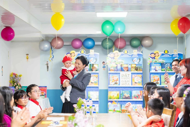 吴芳璃夫人与学生们。 吴芳璃夫人与学生们。