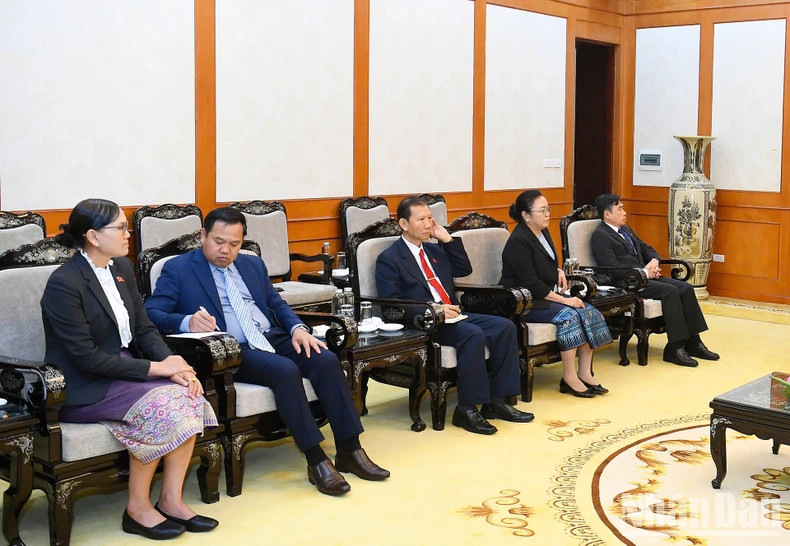 出席会见的老挝代表团。