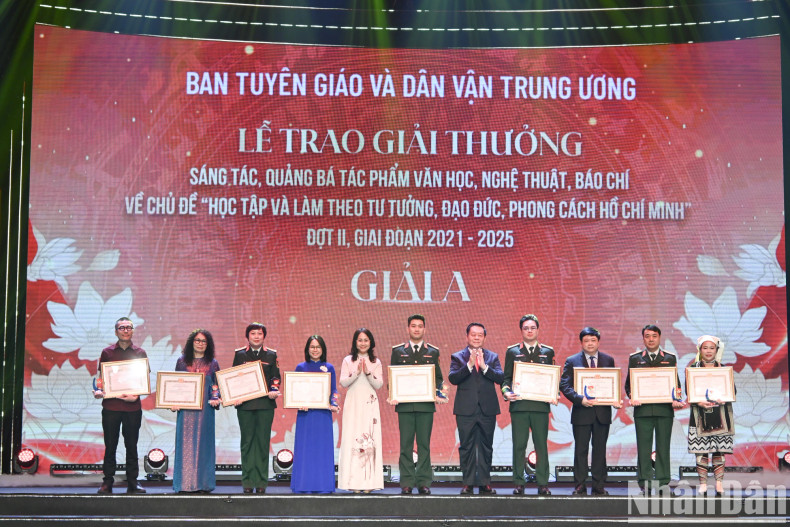 中央宣教与民运部领导向获得A等奖的集体和个人颁发奖项。 中央宣教与民运部领导向获得A等奖的集体和个人颁发奖项。