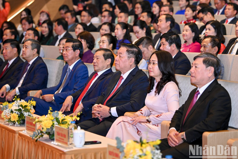 阮重义同志和各位代表出席颁奖仪式。 阮重义同志和各位代表出席颁奖仪式。