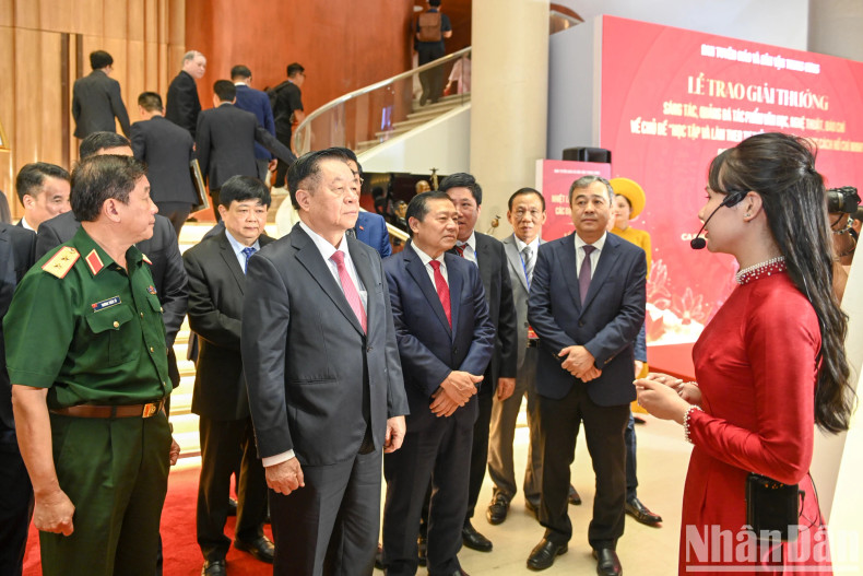 中央宣教与民运部部长阮重义参观获奖作品。 中央宣教与民运部部长阮重义参观获奖作品。