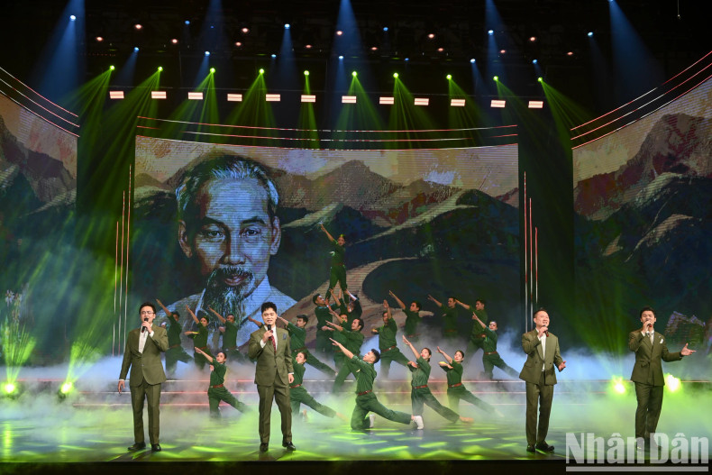在颁奖仪式上表演的文艺节目。 在颁奖仪式上表演的文艺节目。