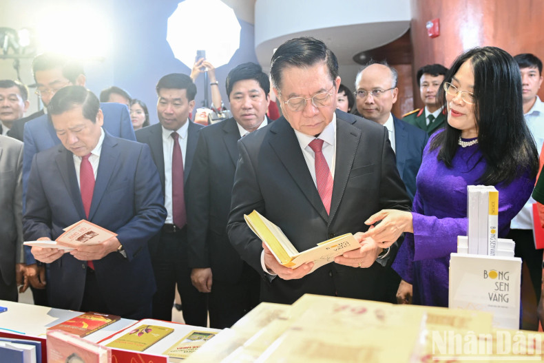 中央宣教与民运部部长阮重义参观获奖作品。 中央宣教与民运部部长阮重义参观获奖作品。