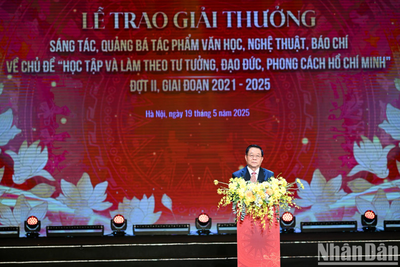 阮重义同志在颁奖仪式上发表指导性讲话。 阮重义同志在颁奖仪式上发表指导性讲话。