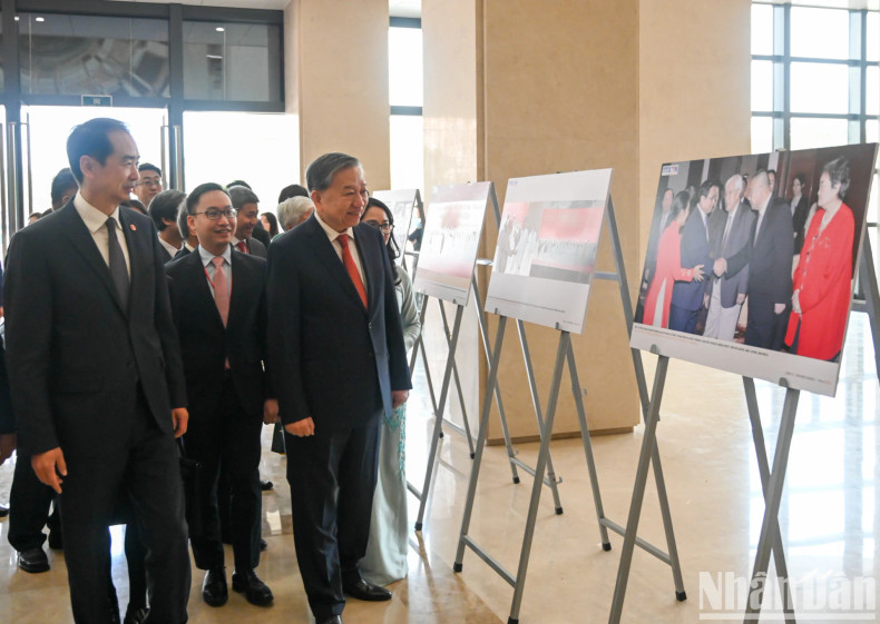 苏林总书记参观“越中建交75周年成就图片展”。 苏林总书记参观“越中建交75周年成就图片展”。