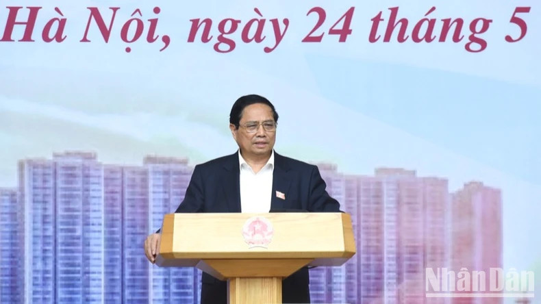 政府总理范明正在会上发表指导性讲话。 政府总理范明正在会上发表指导性讲话。