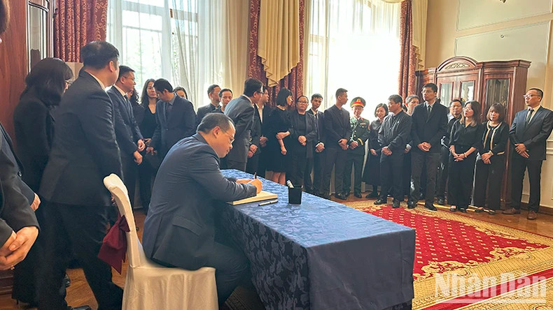 旅俄越南人协会代表在唁簿上题词。