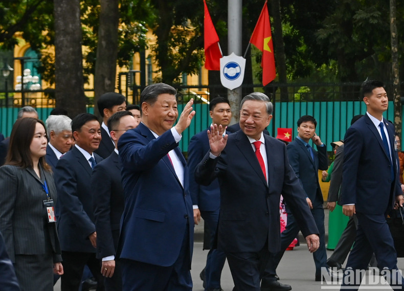 越共中央总书记苏林与中共中央总书记、中国国家主席习近平向首都居民挥手致意。 越共中央总书记苏林与中共中央总书记、中国国家主席习近平向首都居民挥手致意。