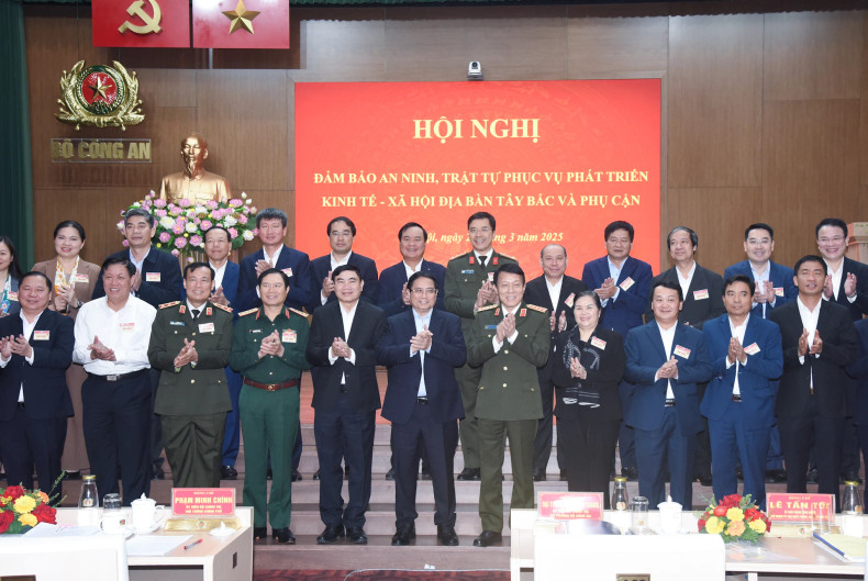 范明正总理同与会代表合影。