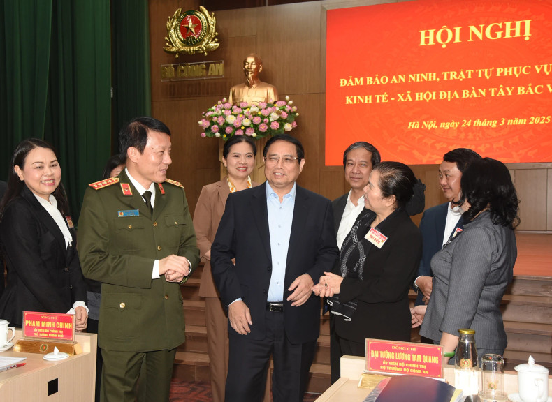 范明正总理同与会代表交流。