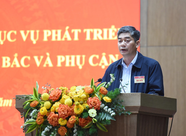 民族与宗教部副部长伊荣德在会议上发表讲话。