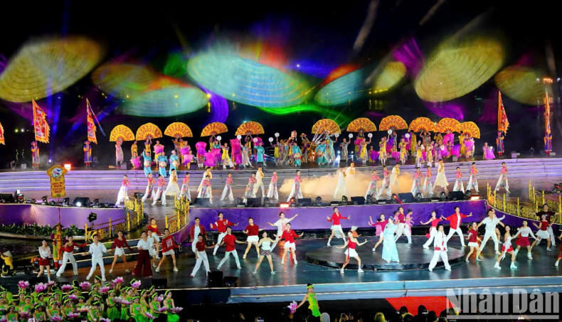 文艺节目让观众领略到来自越南各个地区的有关著名河流及其独特的故事。