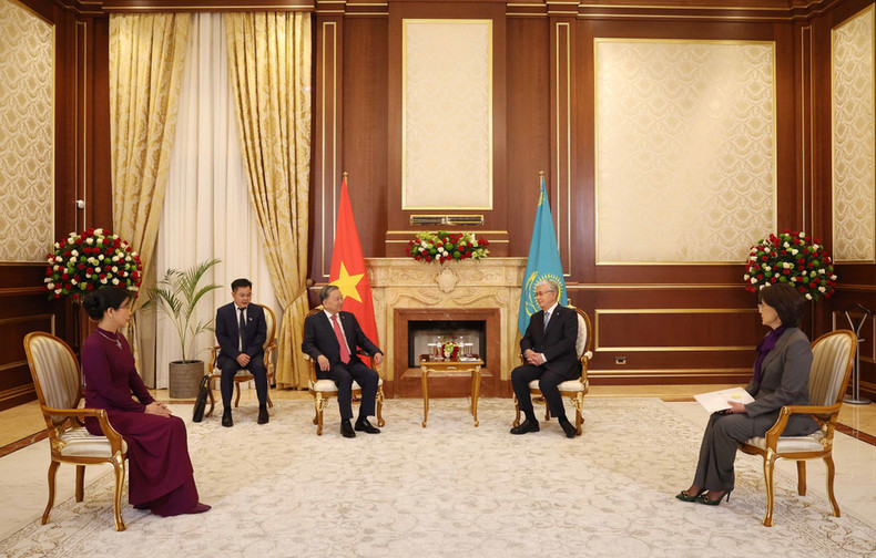哈萨克斯坦总统卡西姆 - 若马尔特·托卡耶夫迎接越共中央总书记苏林访哈。(图片来源: 越通社) 哈萨克斯坦总统卡西姆 - 若马尔特·托卡耶夫迎接越共中央总书记苏林访哈。(图片来源: 越通社)