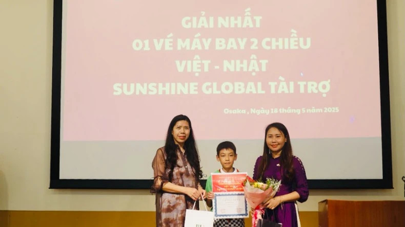 组委会代表向获得一等奖的作者颁发奖项。 组委会代表向获得一等奖的作者颁发奖项。