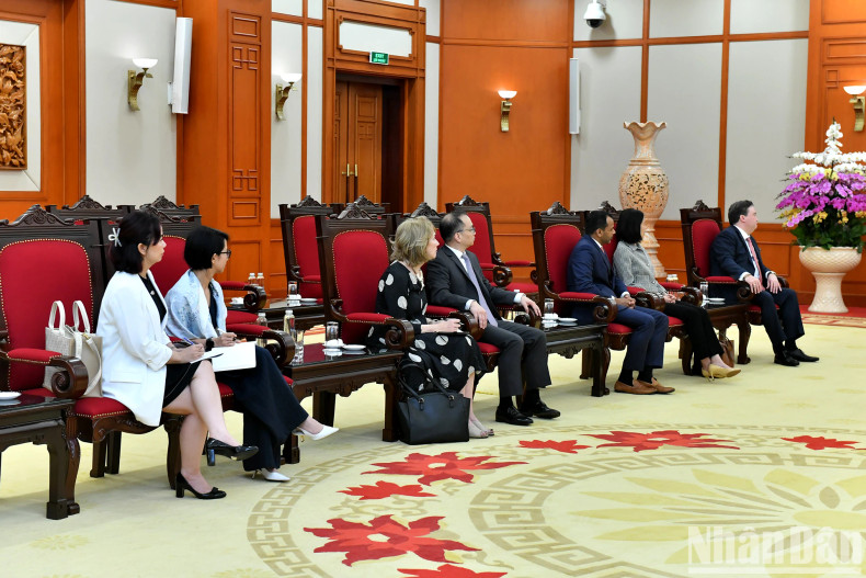 出席会见的美国代表团。