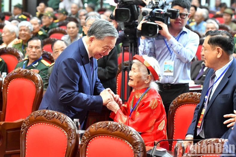 越共中央总书记苏林亲切慰问前来出席活动的越南英雄母亲。