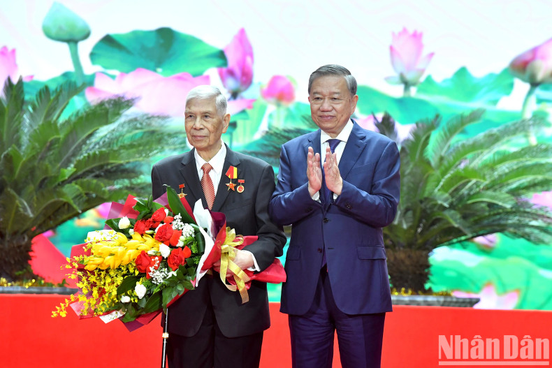 苏林总书记向邓君瑞中将授予85年党龄纪念章。