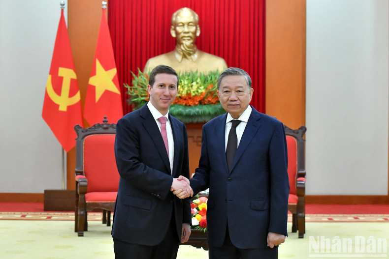 苏林总书记（右）与杰弗里·大卫·普尔曼先生。