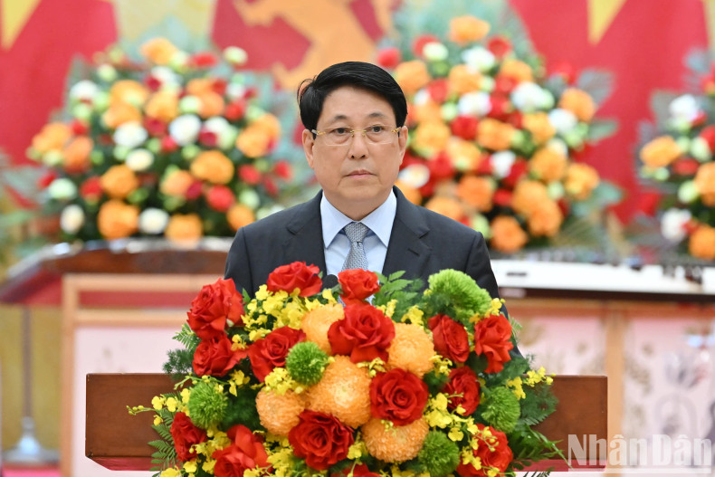 梁强主席在宴会上发表讲话。