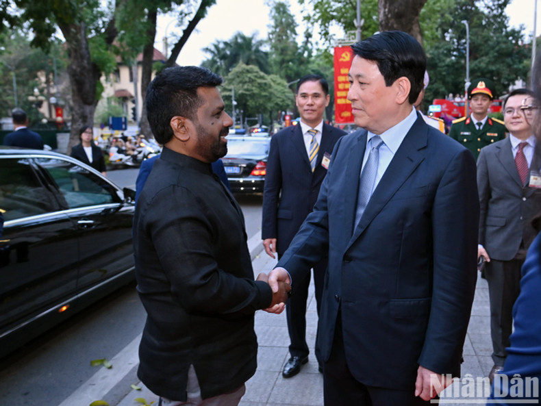 越南国家主席梁强迎接斯里兰卡总统阿努拉·库马拉·迪萨纳亚克出席宴会。