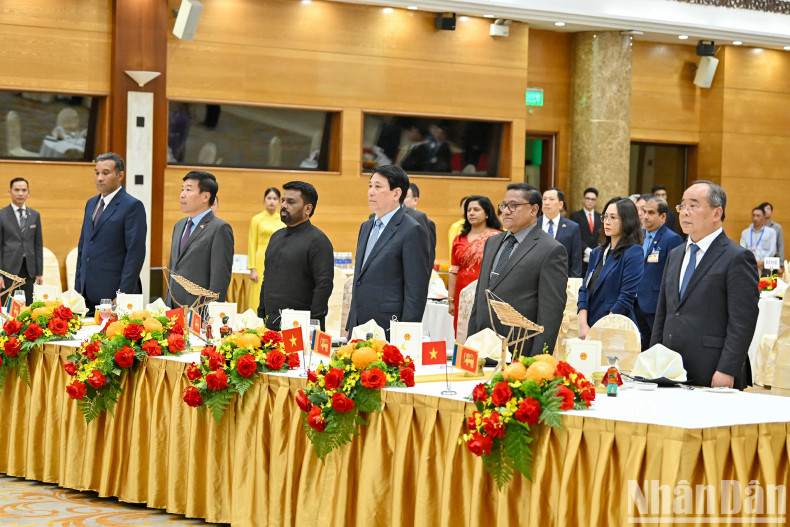 梁强主席与迪萨纳亚克总统和出席宴会的代表一同聆听军乐队奏响两国国歌。