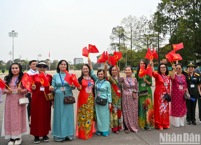 首都人民热烈欢迎中共中央总书记、中国国家主席习近平访越。 首都人民热烈欢迎中共中央总书记、中国国家主席习近平访越。
