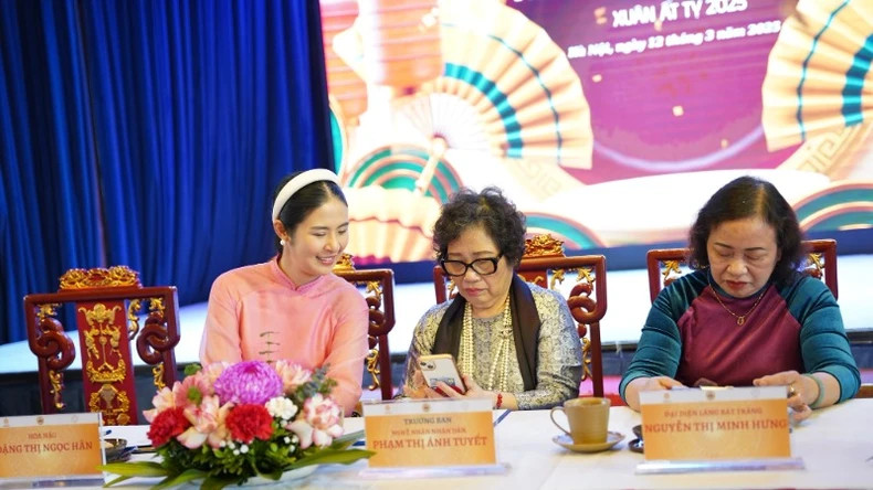 各位艺人的点评非常细致且充满热情。