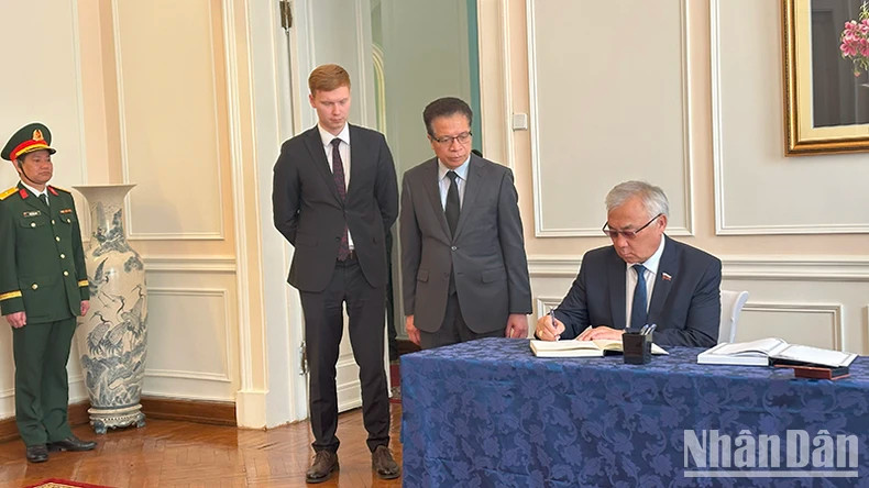 俄罗斯联邦委员会国际事务委员会副主席、参议员达姆苏耶夫·巴亚哈拉诺维克在吊唁簿上题词。