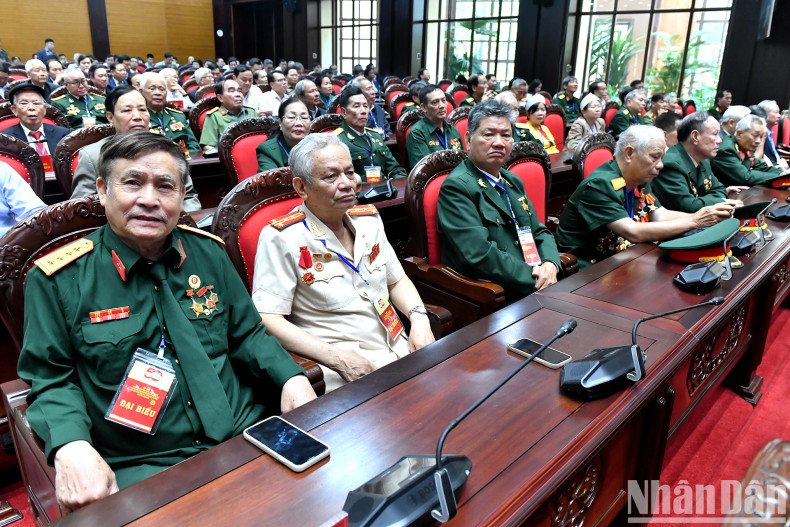 出席活动的代表们。