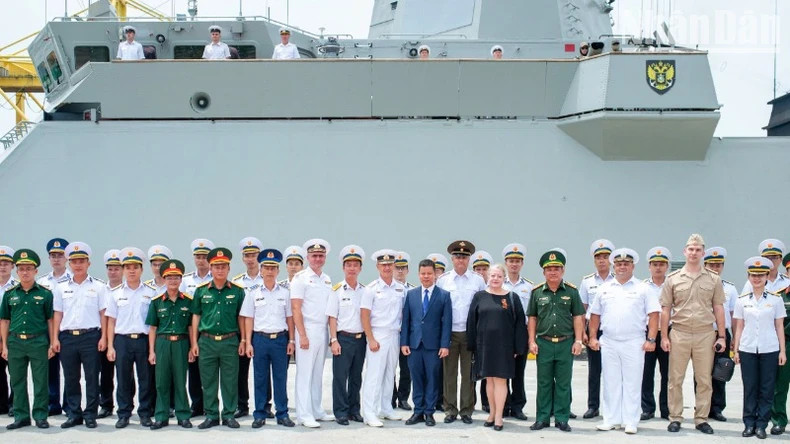 双方代表合影留念。 双方代表合影留念。