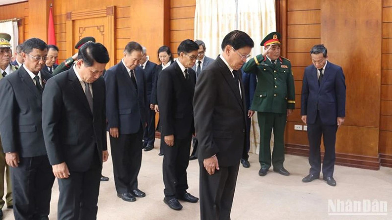 老挝人民革命党中央总书记、国家主席通伦·西苏里前往越南驻老挝首都万象大使馆吊唁原越南国家主席陈德良同志逝世。