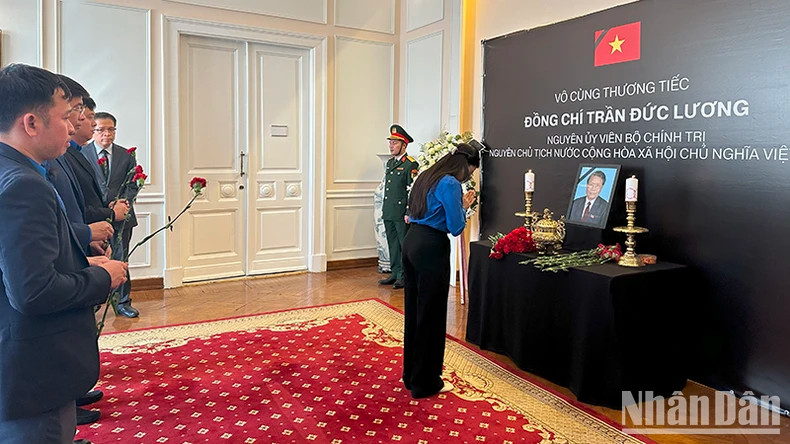 旅俄越南青年联合会代表吊唁原国家主席陈德良同志逝世。