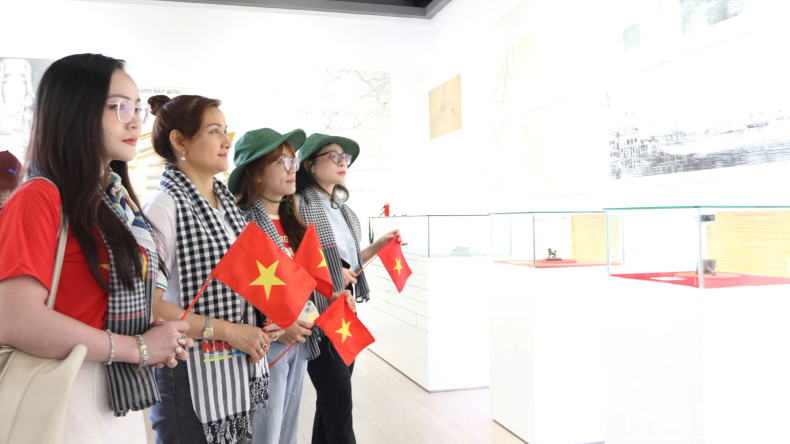 不少青年走访胡志明市历史遗迹，了解国家的光辉历程。