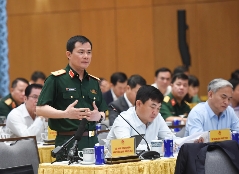 越南军队电信工业集团董事长兼总经理曹德胜少将在会上发表讲话。 越南军队电信工业集团董事长兼总经理曹德胜少将在会上发表讲话。