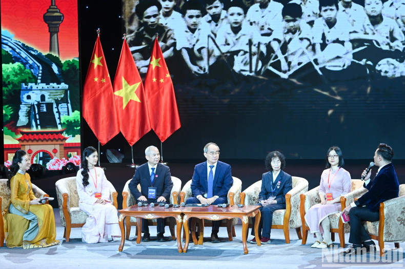 出席见面会的嘉宾进行交流。 出席见面会的嘉宾进行交流。