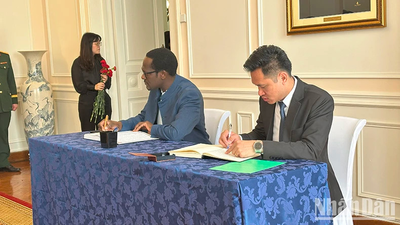 塞内加尔驻俄罗斯大使馆代表在吊唁簿上题词。