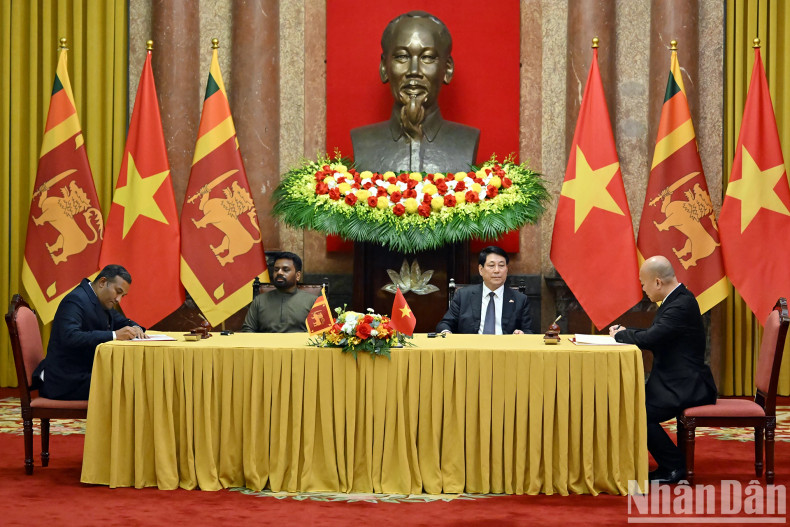 梁强主席与阿努拉·库马拉·迪萨纳亚克总统共同见证了越南国工贸部下属贸易促进局与斯里兰卡工业与企业发展部下属出口发展委员会签署的关于贸易促进合作的谅解备忘录。